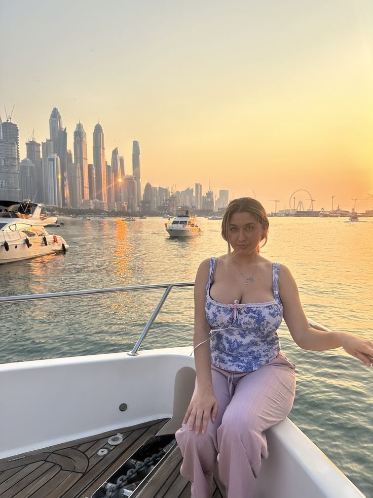 RLori_'s tweet photo. Hello, Dubai. ✨️💕 https://t.co/irt1T1Okys