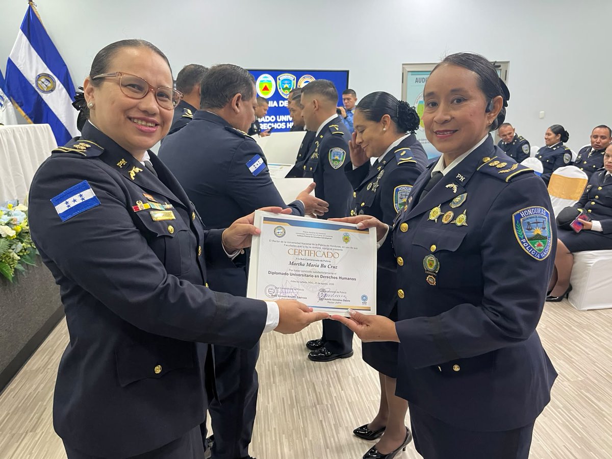 UNPH_EP's tweet photo. Derechos Humanos son fomentados desde la Policía Nacional

32 alumnos del IPEE culminan el Diplomado universitario en Derechos Humanos; se realizó la Ceremonia de Graduación y Clausura del “Diplomado Universitario en Derechos Humanos IPEE 01 2026” avalado por la UNPH. #SEP https://t.co/7zs9p8cCLf