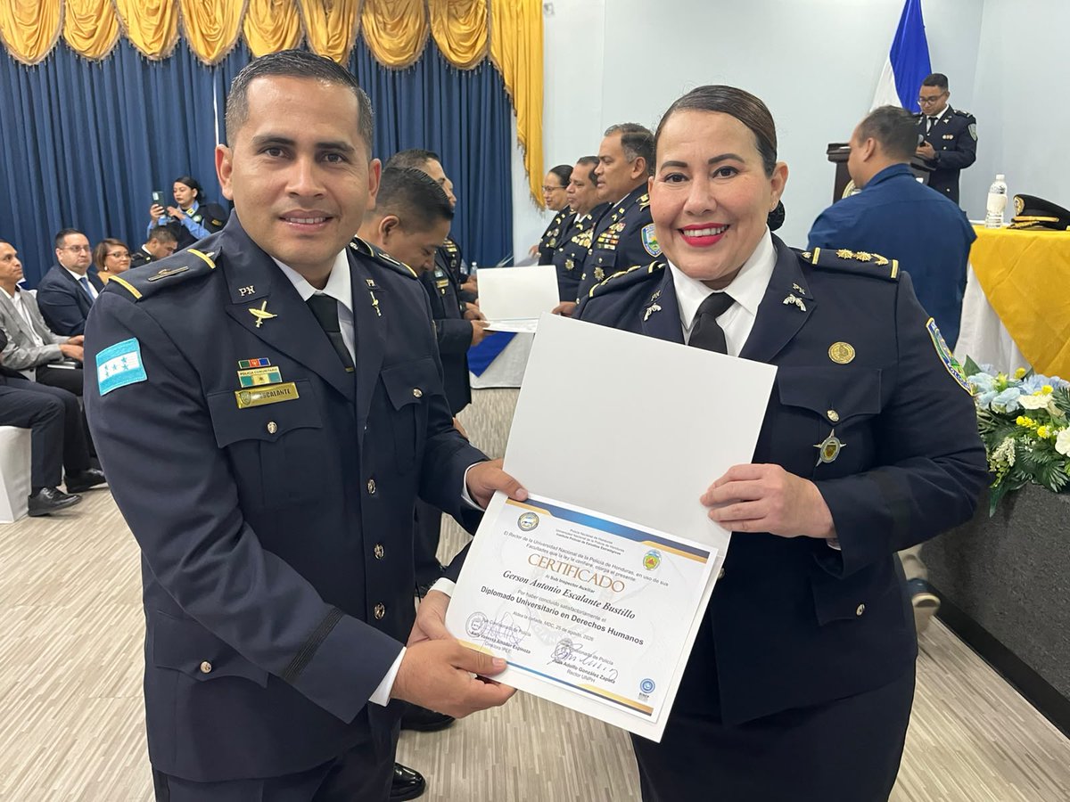 UNPH_EP's tweet photo. Derechos Humanos son fomentados desde la Policía Nacional

32 alumnos del IPEE culminan el Diplomado universitario en Derechos Humanos; se realizó la Ceremonia de Graduación y Clausura del “Diplomado Universitario en Derechos Humanos IPEE 01 2026” avalado por la UNPH. #SEP https://t.co/7zs9p8cCLf