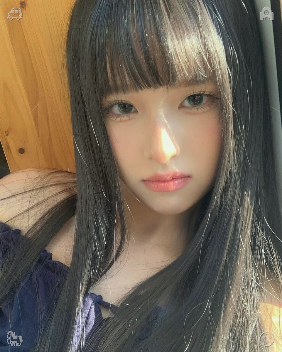 MoMoQchan's tweet photo. ☂Tidying up the room, she keeps things neat. From the fridge, she grabs a bowl of grapes, rinses them under the tap, and returns to the sofa. Munching on the fruit, she tunes into the program. The grapes are sugary and succulent, an ideal bite-sized treat. https://t.co/gGV9C72mwH