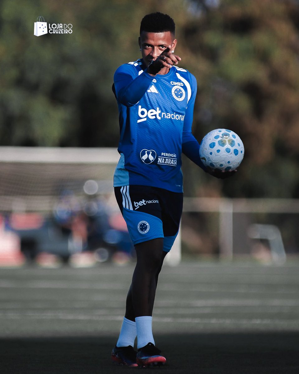 Cruzeiro's tweet photo. Para treinar vestindo a Raposa! 🦊💙

Acesse a Loja do Cruzeiro e garanta seu manto de treino sem sair de casa! 🔗 https://t.co/5L3g1nKY9L https://t.co/lDmBMBCAxb