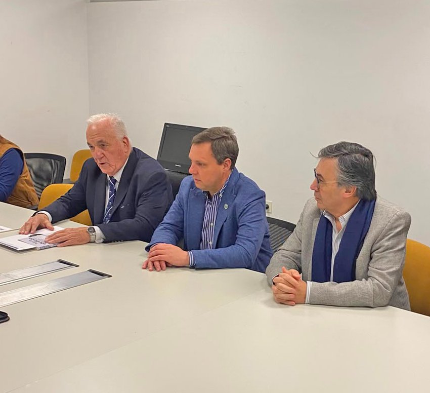 CRAprensa's tweet photo. En la previa del tratamiento sobre #VandalismoRural en la Comisión de Agricultura y Ganadería de la Honorable Cámara de Diputados de la Nación, dirigentes de CRA mantuvieron una reunión con el diputado @catoardohain 
Participaron César Guatti y Carlos Bilbao, de la Mesa Ejecutiva de CRA; Pablo Ginestet, Ignacio Kovarsy y Santos Rosatti y Martina Amico, autoridades y dirigentes de @CARBAP_ARG 
El campo espera respuestas. Hoy el Congreso tiene la oportunidad de avanzar en una herramienta concreta frente al vandalismo rural.
#VandalismoRural #CRA #Producción #Congreso