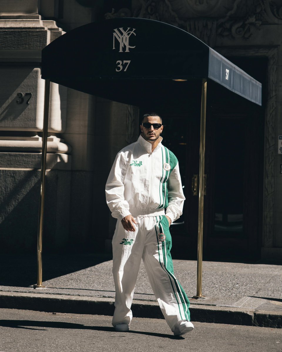 djsnake's tweet photo. One week they hate me. 
The next week they love me. 
Both weeks I'm getting paid https://t.co/HXlXcasIah