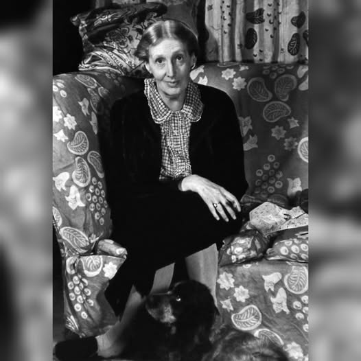 KateriSeraphina's tweet photo. "Il existe une forme de tristesse qui naît du fait d'en savoir trop, de voir le monde tel qu'il est vraiment. C'est la tristesse de comprendre que la vie n'est pas une grande aventure, mais une succession de petits moments insignifiants, que l'amour n'est pas un conte de fées, mais une émotion fragile et fugace, que le bonheur n'est pas un état permanent, mais un aperçu rare et fugace de quelque chose auquel on ne peut jamais s'accrocher. Et dans cette compréhension se cache une profonde solitude, un sentiment d'être coupé du monde, des autres, de soi-même."
Virginia Woolf, Vers le phare