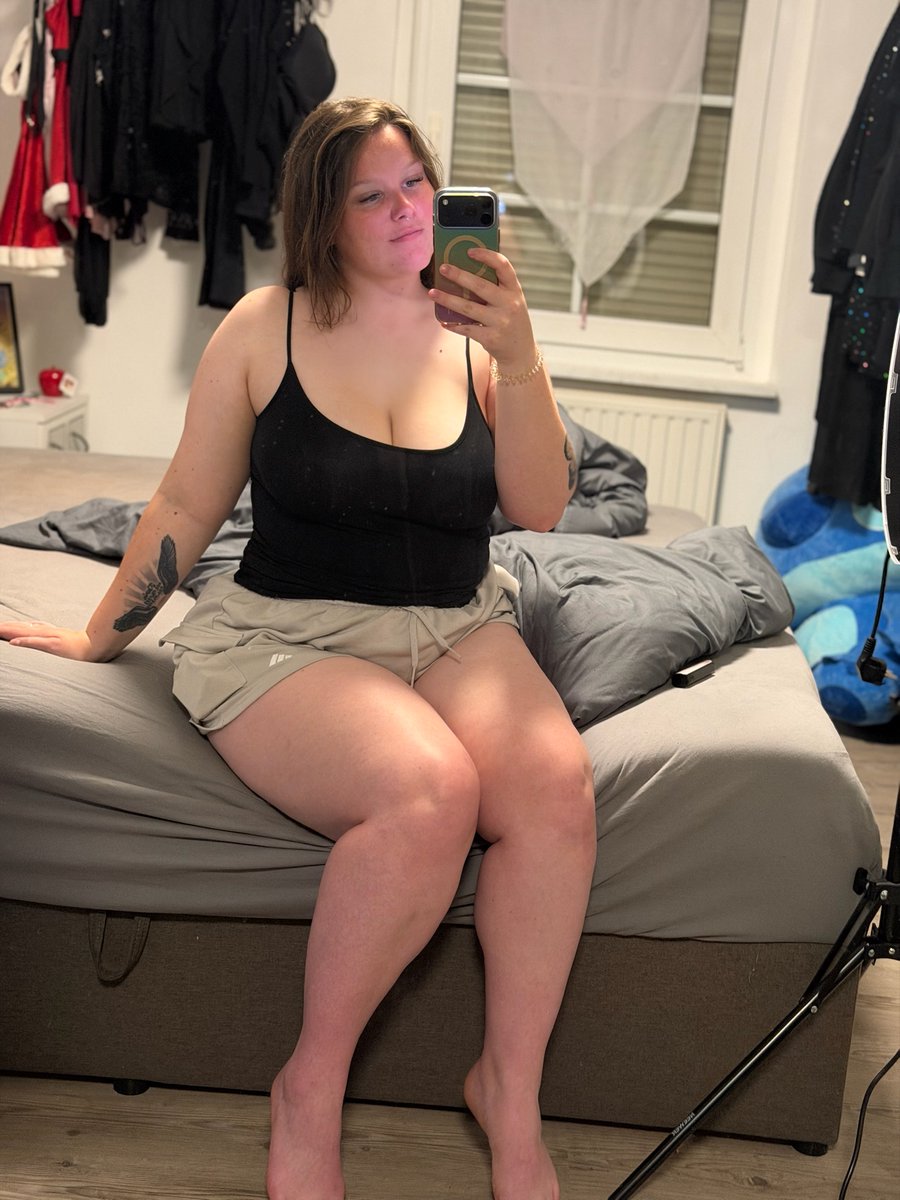 themaddymay's tweet photo. fuck it all...
a surprise 📸 to everyone who pressed their hearts ❤️ https://t.co/jPOETUayam
