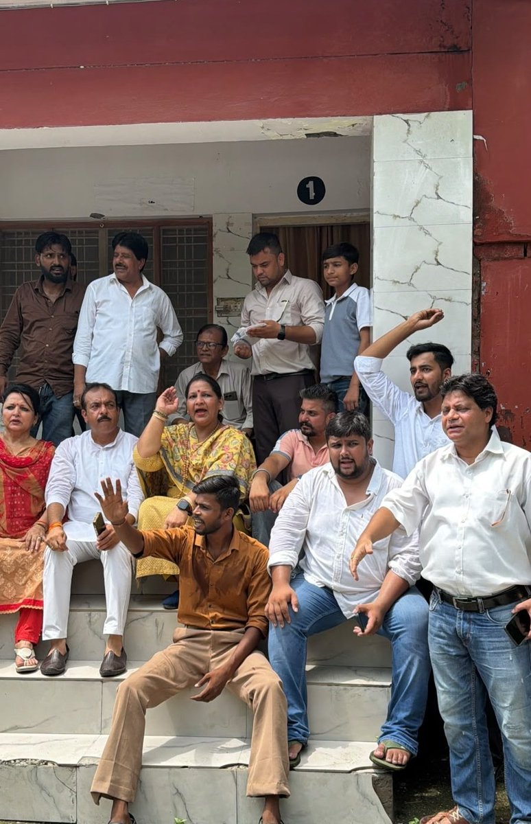 AlkaaPal's tweet photo. आज काशीपुर महानगर कांग्रेस कमेटी के कार्यकर्ताओं के साथ तहसील में SIR के लिए ERO/SDM से नियम 18 में निर्णय न लेकर, नियम 19 में नोटिस की मांग करते हुए नियम 20 में सुनवाई को लेकर धरना प्रदर्शन किया,, 
 अलका पाल 
 महानगर जिला अध्यक्ष
 कांग्रेस कमेटी,काशीपुर, उत्तराखण्ड https://t.co/6wHy0HP3Km