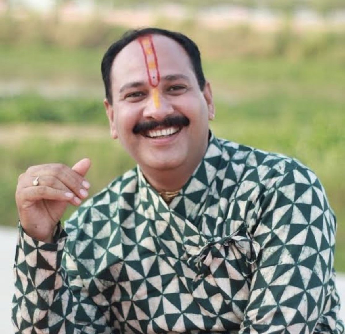 SunilAstay's tweet photo. मध्यप्रदेश सरकार बताये, कथावाचक पं. प्रदीप मिश्रा पर FIR दर्ज कब होगी, लापता श्रद्धालुओं की जिम्मेदारी कौन लेगा?

@CollectorSehore प्रशासन, सीहोर के कुबेरेश्वर धाम की कांवड़ यात्रा में लाखों की भीड़ जुटाई गई। इसी दौरान एक श्रद्धालु को हार्ट अटैक आया और एंबुलेंस महज 100 मीटर दूर होने के बावजूद भीड़ के कारण करीब आधे घंटे तक मरीज तक नहीं पहुंच सकी। डॉक्टर को श्रद्धालु को कंधे पर उठाकर एंबुलेंस तक ले जाना पड़ा।

अब खबर सामने आ रही है कि एक महिला समेत तीन श्रद्धालु लापता हैं।

CM श्री @DrMohanYadav51 सवाल सीधा है— जब लाखों लोगों को एकत्रित करने की अनुमति दी जाती है तो उनकी सुरक्षा, मेडिकल सुविधा, आपातकालीन रास्ते और गुमशुदा लोगों को तत्काल खोजने की व्यवस्था की जिम्मेदारी किसकी है?

@SpSehore यह आयोजन की व्यवस्थाओं पर गंभीर सवाल है। पंडित प्रदीप मिश्रा और आयोजन से जुड़े जिम्मेदार लोगों की भूमिका की निष्पक्ष जांच हो तथा लापरवाही या नियमों का उल्लंघन पाए जाने पर FIR दर्ज की जाए।

@MP_MyGov सरकार आडंबर-पाखंड की इस दुकान को संरक्षण देना बंद करे। आस्था के नाम पर भीड़ जुटाना आसान है, लेकिन उस भीड़ में किसी की जान जाए या कोई अपनों से बिछड़ जाए तो जवाबदेही भी तय होनी चाहिए।

जनता को ऐसे मरने नहीं दिया जायेगा, कार्रवाई नहीं हुई तो लोकतांत्रिक संवैधानिक तरीके से प्रशासन का घेराव किया जाएगा।

आस्था के नाम पर अव्यवस्था नहीं,
जनता को सुरक्षा और जवाबदेही चाहिए।

@CMMadhyaPradesh @JansamparkMP