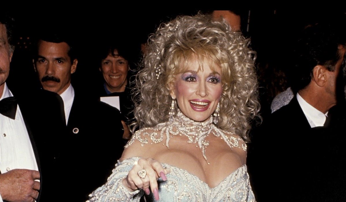BellaLoveNote's tweet photo. @PopBase 🥺💔 I think my heart literally just broke. 

Country music has a history of being unwelcoming to POC, trans, and queer fans, but the iconic DOLLY PARTON always made everyone feel welcomed and loved. From older fans to younger generations like me.

I will miss her forever. 🕊️💖✨ https://t.co/ljEJNMSMJk