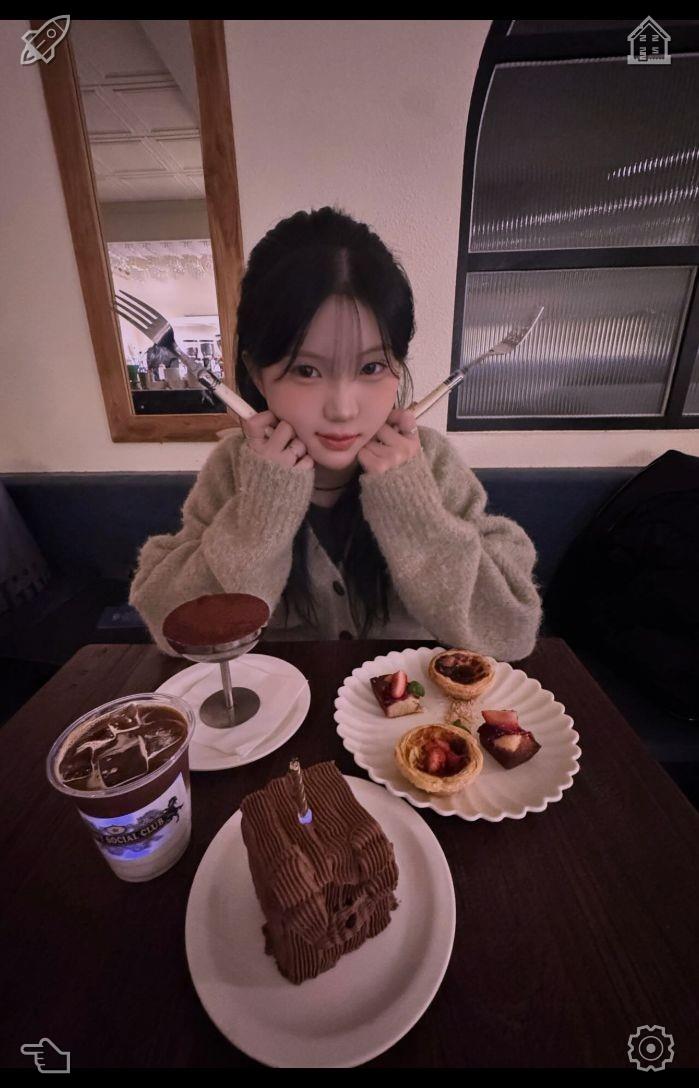 chisa2chisa1's tweet photo. Each typical day holds opportunities for personal growth. Seize the scattered moments of free time to study, ponder, and apply what you've learned, gradually distancing yourself from the less developed self you once were. 🎧 Blasting rock tunes through earbuds, sporting black pa https://t.co/Gr0BjxcbO2