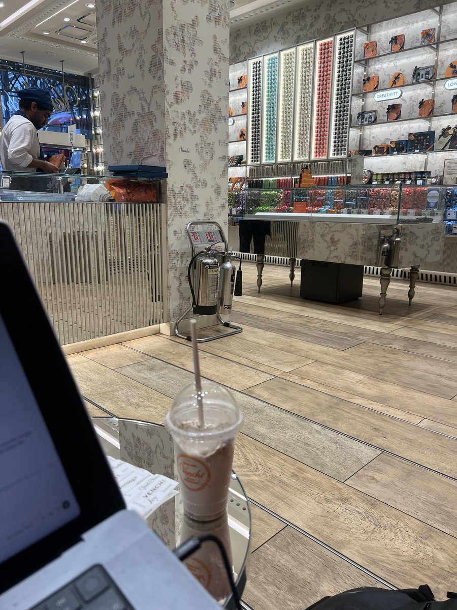 rhgps's tweet photo. Dah jam pulang tapi nanggung agent lagi kerja, jadi nungguin agent kerja dr toko coklat Venchi https://t.co/ty2YtgwLvJ