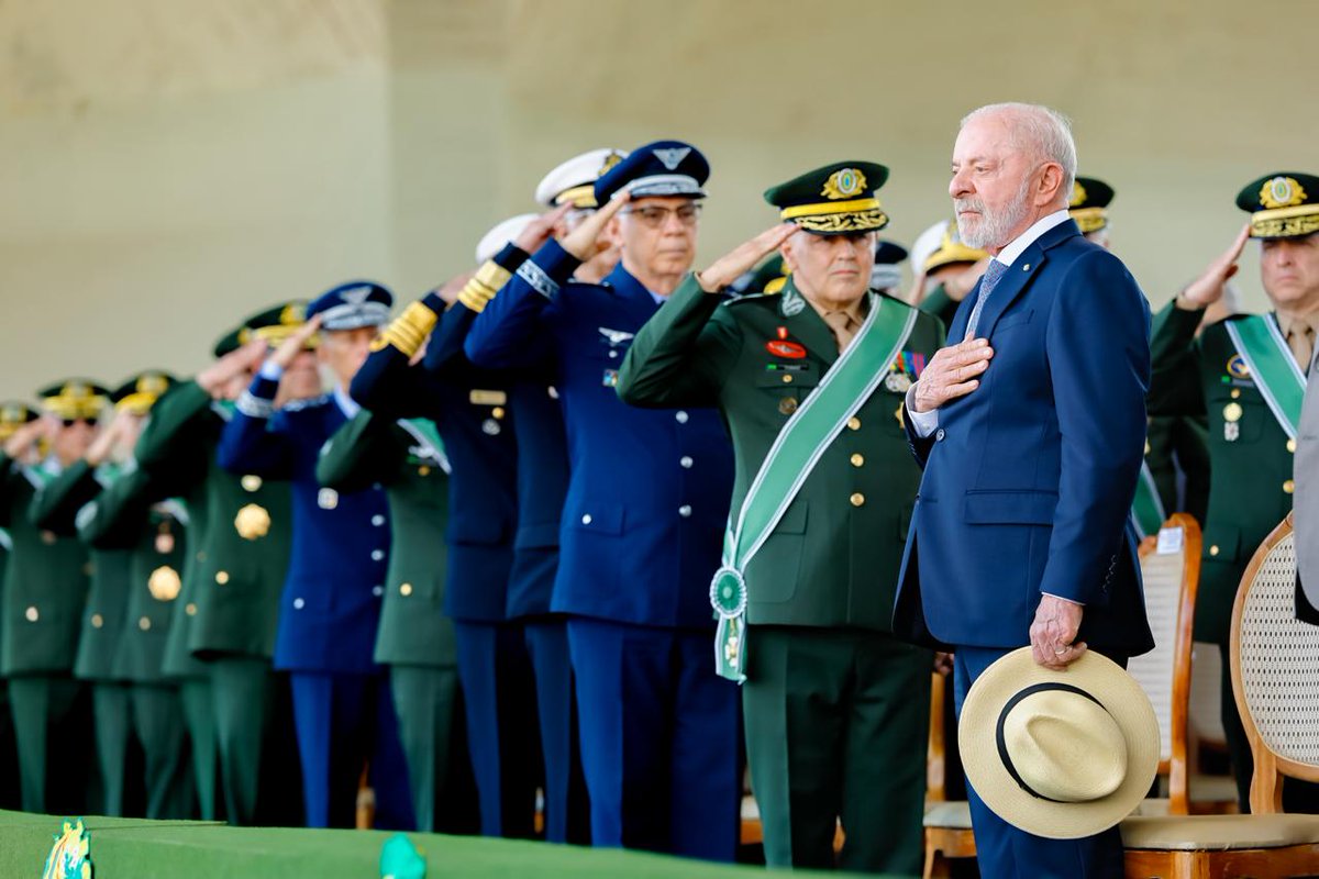 LulaOficial's tweet photo. A celebração do Dia do Soldado deste ano trouxe uma imagem inédita e muito importante: as primeiras soldados mulheres incorporadas ao Exército brasileiro participando da Ordem Unida no desfile militar, provando que o Brasil de hoje não aceita barreiras quando o assunto é soberania. As brasileiras estão prontas para defender o nosso país.

Priorizar a Defesa é uma decisão estratégica. É proteger nosso patrimônio mineral, nossas florestas, nossas fronteiras e a nossa costa marítima. Por isso, investimos fortemente para garantir a paz e mostrar ao mundo que o Brasil é dono do próprio destino. 

Soberania se constrói com preparo, ciência e capacidade industrial própria. Com o Novo PAC, estamos investindo na nossa Base Industrial de Defesa. É investimento direto na construção de navios, submarinos, caças e aviões cargueiros. Isso movimenta a nossa indústria de ponta, gera tecnologia, cria polos de inovação, coloca mais renda no bolso do trabalhador e representa empregos qualificados no setor.

📸 @ricardostuckert