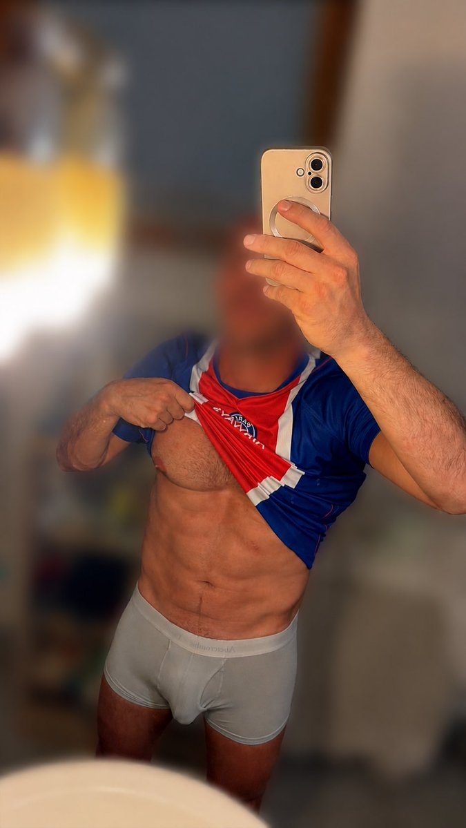 LeoParot's tweet photo. Je sors de l’entraînement de foot ⚽️🥵
RT et like si tu veux sentir mon boxer et que je mette ma queue au fond de ta gorge et de ta chatte 💦😈 https://t.co/HrF4x7iChB