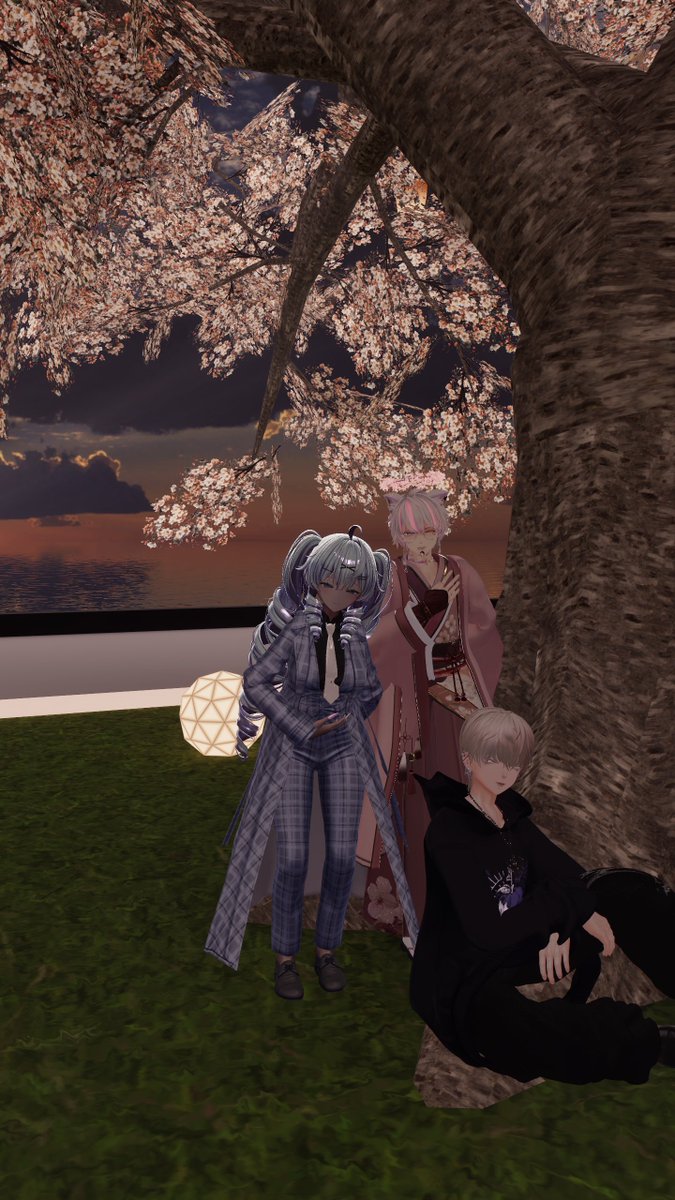 kamaronng's tweet photo. いつもの7days組で写真撮ったぜ！
@ATERA_sion @sakyotan05 
#VRChat https://t.co/KcZEEb6bRi