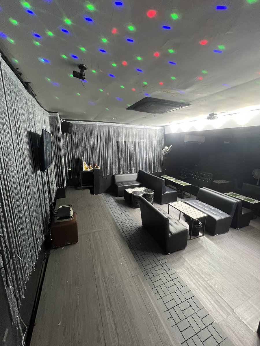 goodguyhostclub's tweet photo. บรรยากาศภายในร้าน Good Guy Host/Club📍โชคชัย4ซอย78 ในห้องรวม มีโต้ะนั่งสบาย พร้อมผู้ชายหลากหลายสไตล์คอยต้อนรับ มีห้อง Vip แบบส่วนตัวอีกด้วย2ห้อง มาเที่ยวหาได้นะครับ ❤️ ไลน์👉🏻 https://t.co/tWxixnMvMc

โทร 0611847558 (กอล์ฟ)
โทร 0886961916 (มาม่าเฟริส)
โทร 0980142310 (มาม่าสมาย) https://t.co/B2GljAbcCi