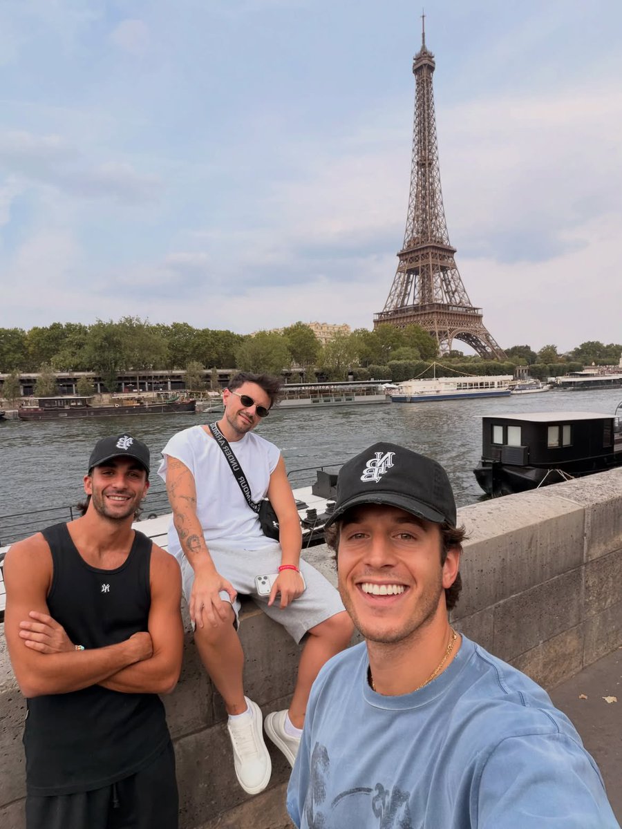 torresletters's tweet photo. He with his two inseparable friends https://t.co/G9bf6xEoCA