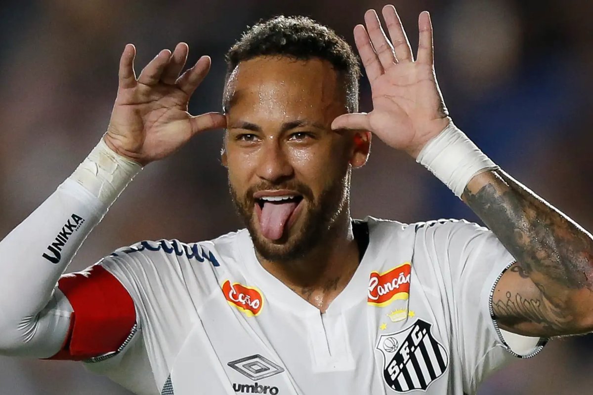 Buysan's tweet photo. 📌 NEYMAR LLAMÓ A MARTIRENA

De último momento. @SantosFC intentó avanzar esta mañana por Gastón Martirena y el propio Neymar llamar al lateral uruguayo para intentar seducirlo y que vaya a ganar la Sudamericana. 

Martirena le explicó a Neymar su deseo de jugar en @Nacional y que ya le había dado la palabra a los tricolores. Está saliendo en minutos a Montevideo.