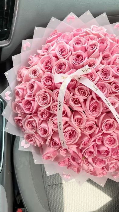 MayasWallet's tweet photo. I just received 111 roses from Anonymous via Throne. Thank you! https://t.co/NGrwxAzV2r #Wishlist #Throne https://t.co/CUumTIxxNL