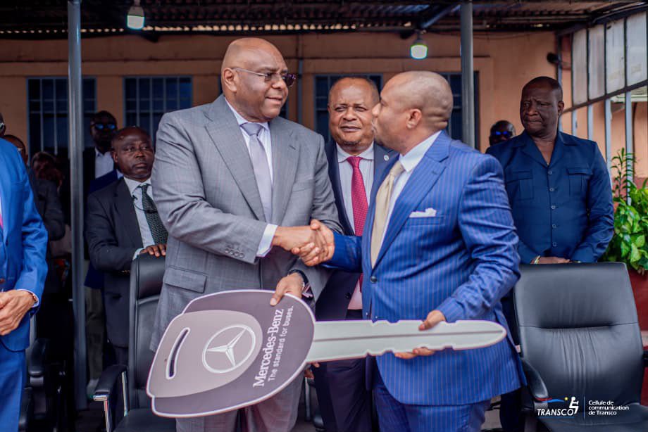 Street_243's tweet photo. 🚨🛑 #Transport 
Le Ministre des Transports Jean-Pierre Bemba a assisté à la réception de 30 nouveaux bus Mercedes-Benz. Cela porte à 180 le nombre de bus reçus sur les 230 prévus.
Le DG @CKilubu annonce une mise en service d'ici 48h.

#RDC #Kinshasa #TRANSCO https://t.co/uMXyPDV9Tg