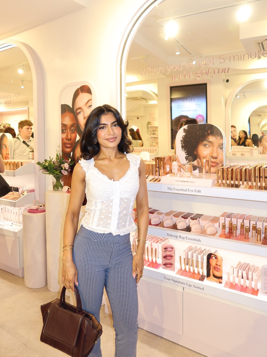 javycsj90's tweet photo. Gorgeous new @sculptedbyaimee space! Had the best morning getting shade matched, trying the Cream Luxe Blushes, exploring the range and enjoying breakfast. Full store walkthrough coming soon. https://t.co/aJJ5zkU2Ic