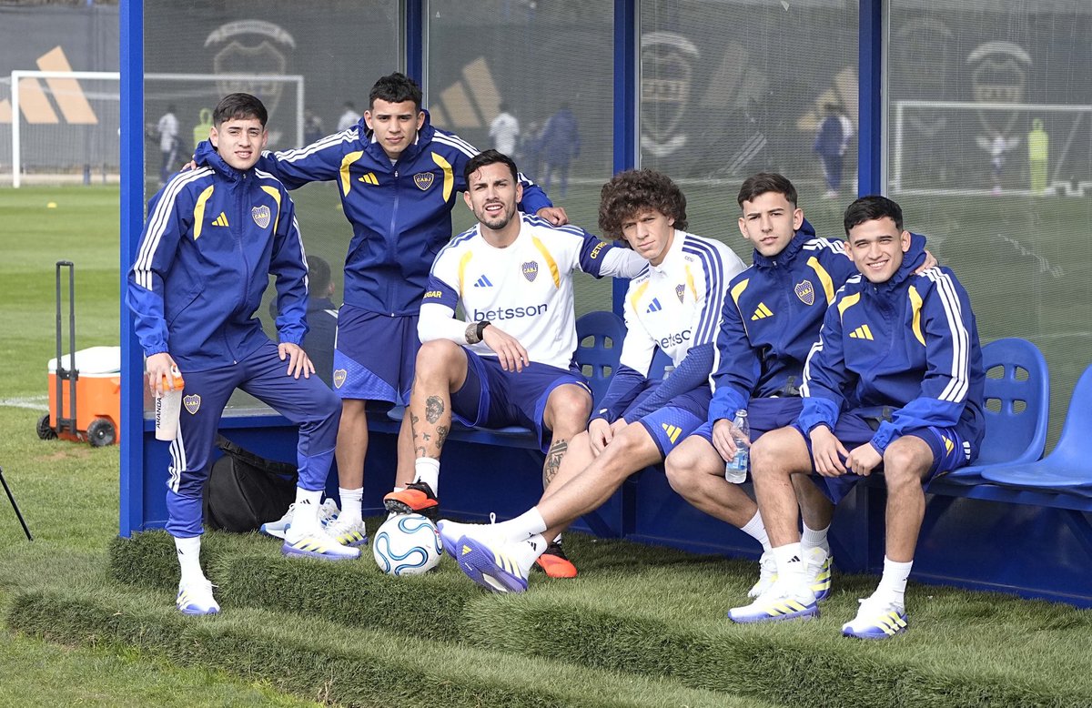 BocaPredio's tweet photo. El capitán de Boca y los pibes del predio 💙💛💙

#VamosLosPibes https://t.co/UtCP2TIiau