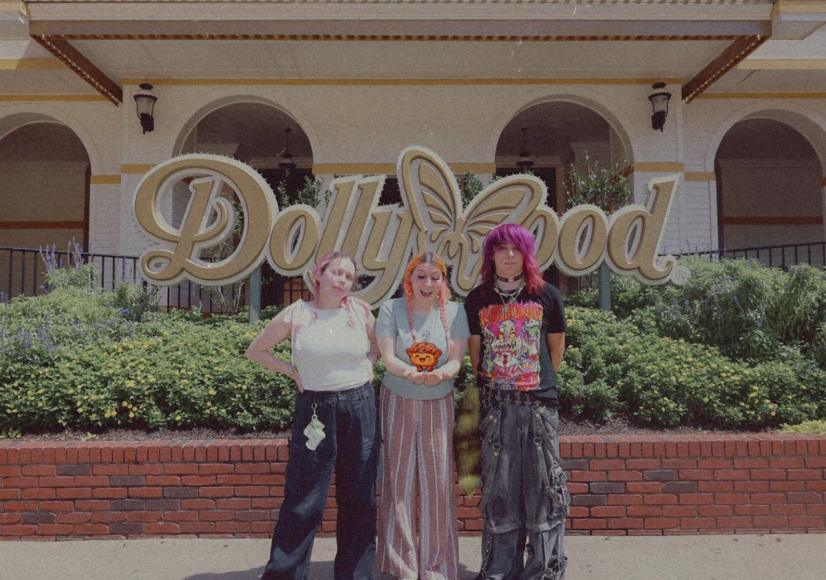 folkbee's tweet photo. literally got home from visiting tennessee and dollywood at 4am this morning 😭 rest in peace dolly 🦋 https://t.co/we0JIoZZ1a