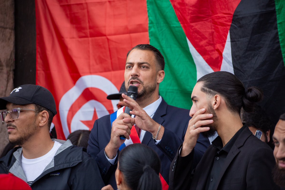 PsyGuy007's tweet photo. 🚨 🇫🇷 SCANDALE À MARSEILLE : Le député LFI Sébastien Delogu, en pleine intervention de policiers pour un vol de montre de luxe, les aurait traités de « TROUS DU CUL » et déclaré fièrement : « LA RÉPUBLIQUE, C’EST MOI ! »

Pendant que les flics font leur job, un élu de la République les insulte et se prend pour le roi ?

C’est ça, le respect des institutions chez LFI ?

Partage 🔁 massivement si t’en as marre de ces outrages impunis et commente ton avis en dessous 👇

(Source : @Jules_Laurans)
