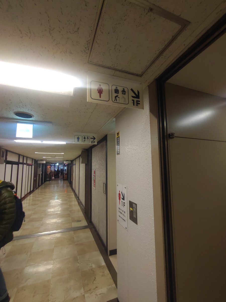iaehcd's tweet photo. 新札幌名店街(新札幌駅名店街）2階トイレ出入口 https://t.co/2A8SzhNW1O
