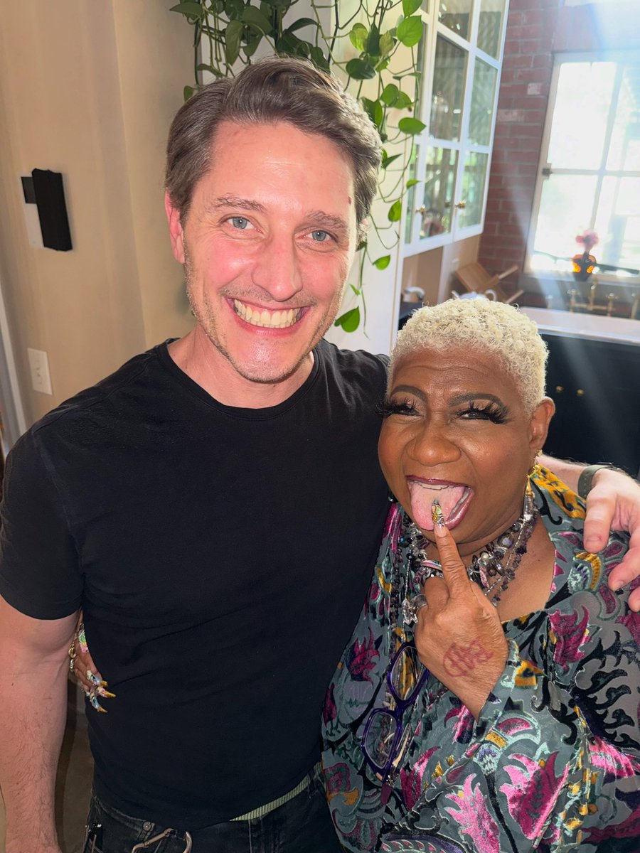 Heyluenell1's tweet photo. Work hard, play Harder! (swipe) Squeezed in a secret project, had an early supper and Yup, I'm n NYC but I'm relaxing n bed looking at my view. One more project in the morning Then, off to see my ex, @brunomars #luenell https://t.co/cHwIcw9rXv