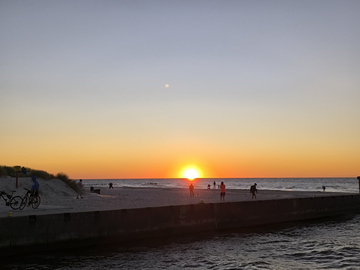 incdisofp's tweet photo. had disappointing overpriced ice cream and watched the sunset on the beach #important https://t.co/eOeKAU53YK