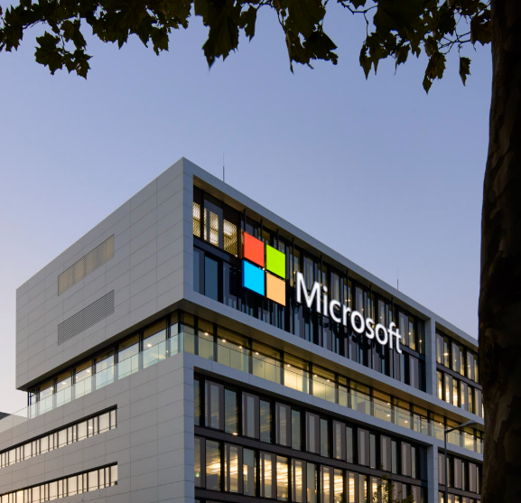 LeaBourseFR's tweet photo. 🚨🇫🇷 Le GROS datacenter de Microsoft (prévu à Mulhouse) va finalement pouvoir être construit.

80% des habitants râlent.
C'est pourtant une bonne nouvelle.

L'histoire se répète :

En 1850, les habitants de Mulhouse protestaient contre les fumées/bruits/chaleur des nouvelles usines textiles qui envahissaient la ville.

« Ça va défigurer notre paysage. »

« Ça va polluer notre air. »

Résultat : en 1900, Mulhouse était l’une des villes industrielles les plus prospères d’Alsace.

... Et ses habitants n’avaient aucune envie de retourner à l’agriculture. 😅

Un datacenter Microsoft n’émet pas de fumée.

Il consomme surtout de l’électricité (comme la fonderie Aluminium Dunkerque, qui en consomme 6× plus sans provoquer de manifestations).

80 % de riverains défavorables = finalement un chiffre assez classique pour les grandes infrastructures... avant leur construction.

On connaît déjà la suite. 👀