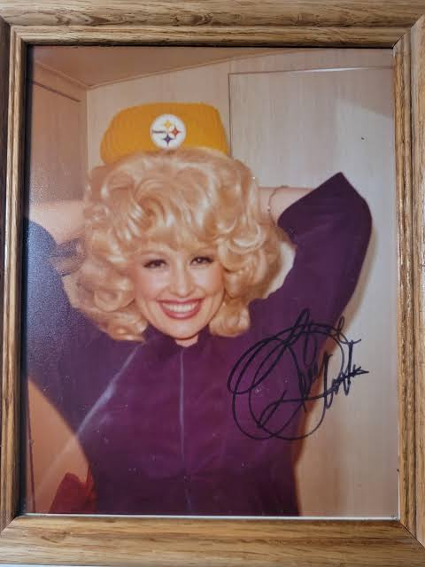 ThePoniExpress's tweet photo. Picture of the day. Farewell Dolly. And Go Steelers. https://t.co/YgYnFHuhdr