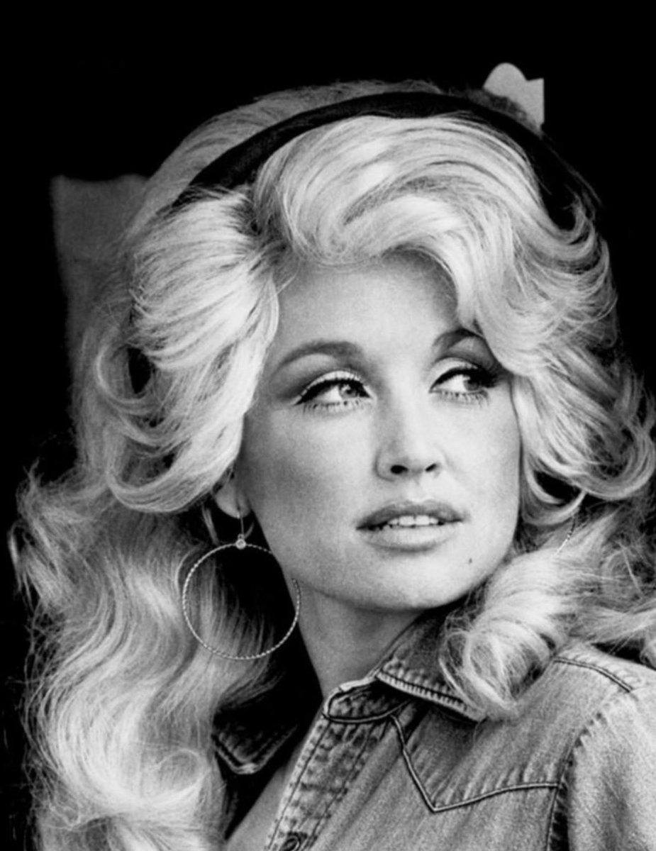 char_roxy's tweet photo. Oh Dolly what a woman you were, a true icon. 

RIP Dolly Parton 💔 https://t.co/JZulqXcwBG