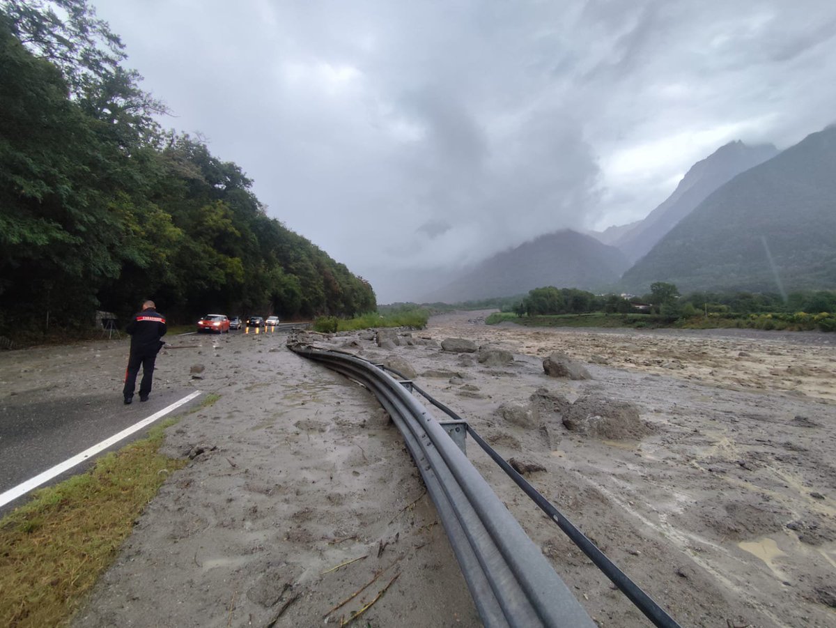 76Pier1's tweet photo. Questa era la situazione dopo la colata di detriti dalla #valrabbia #sonico #provinciadibrescia
Per questa mia valle servono interventi seri 
La #ss42 va adeguata sia al traffico e metterla in sicurezza in certi punti 
@matteosalvinimi https://t.co/oZSdMMrjyr