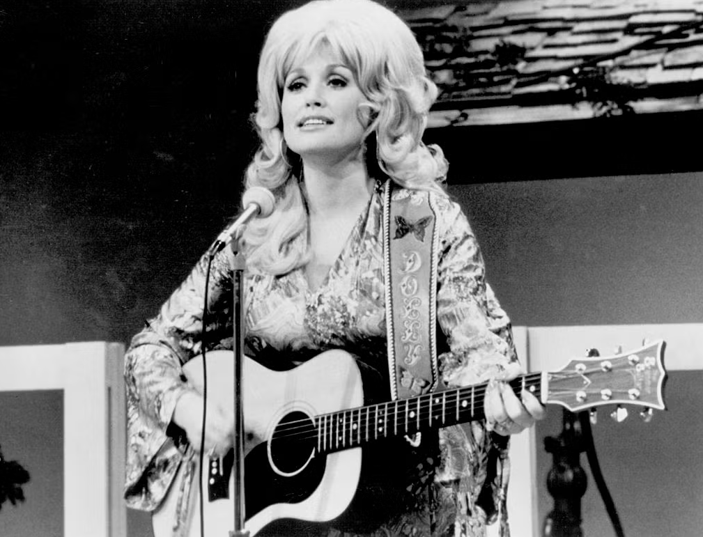 SantiMayor's tweet photo. "Nine-to-five, 
they got you where they want you
There's a better life, 
and you think about it, don't you?

It's a rich-man's game, 
no matter what they call it
And you spend your life 
putting money in his wallet"

Hasta siempre Dolly, gracias por este manifiesto proletario https://t.co/fk5NWJjWfQ