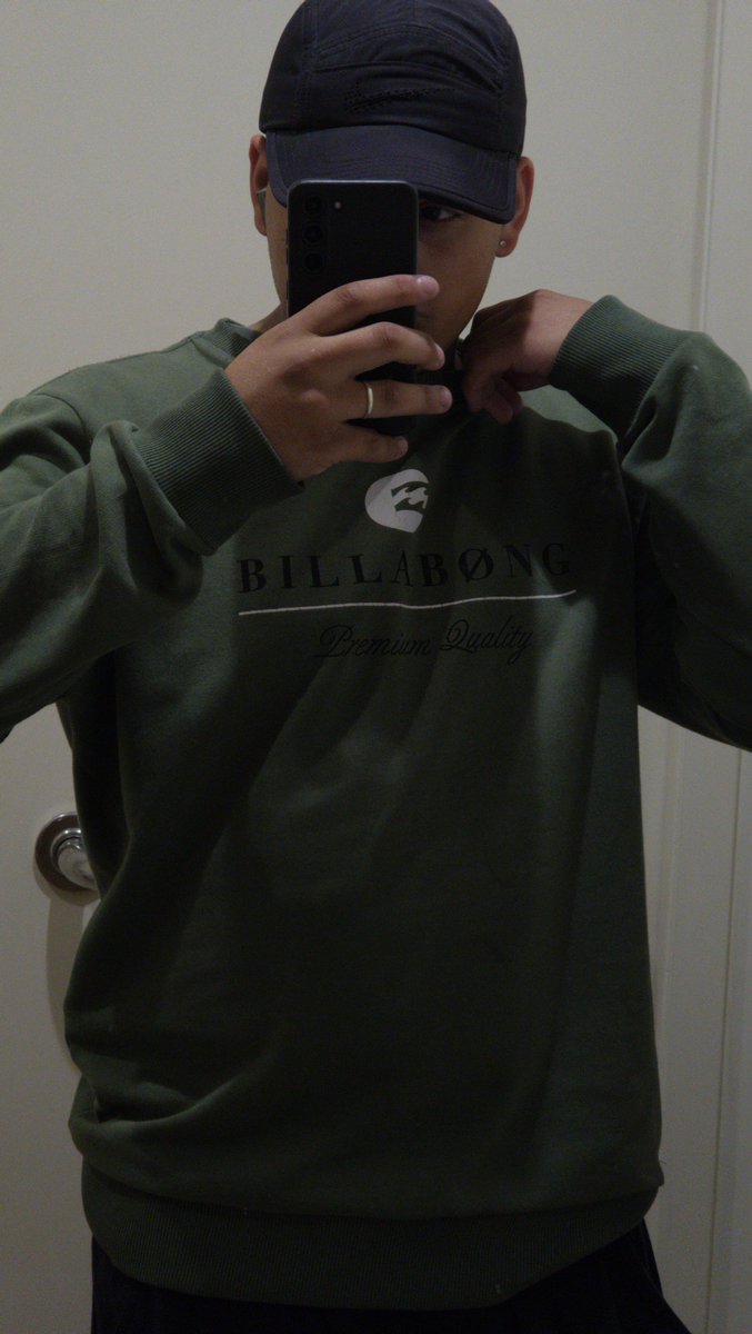 penesck's tweet photo. meus últimos achados de brecho 
Moletom R$ 12 / Camisa R$ 5 https://t.co/imKJu2U8Xh