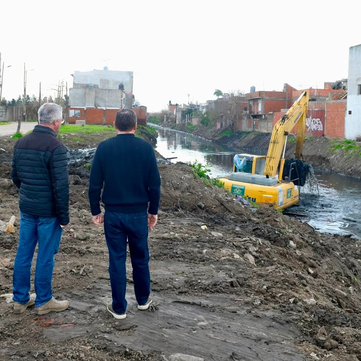 fernandogray's tweet photo. Supervisé los trabajos de limpieza y saneamiento del arroyo Santa Catalina, a la altura de Colón y Elizalde, en #9deAbril. Con una retroexcavadora, los equipos municipales avanzan con tareas para mejorar el escurrimiento del agua de lluvia y prevenir anegamientos.

El mantenimiento de nuestros arroyos es fundamental para cuidar a las familias y mejorar la infraestructura hídrica del distrito. 

Seguimos trabajando para un #EstebanEcheverría más seguro y preparado.