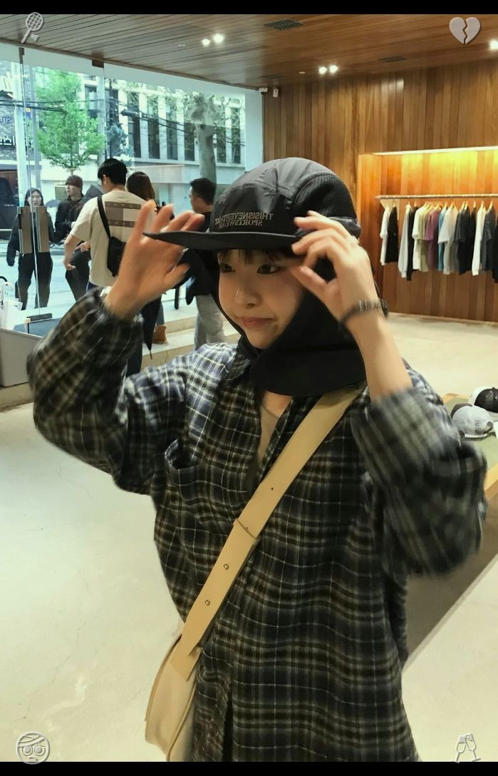 vanila_bts's tweet photo. A gently draped blanket rests on the chair as the elevator doors slide shut, and I press my back against the wall, letting my eyelids flutter shut for a brief pause. The soft buzz of the elevator feels calming, so I inhale deeply, bracing myself for what lies ahead. https://t.co/a61Gr9wbEi
