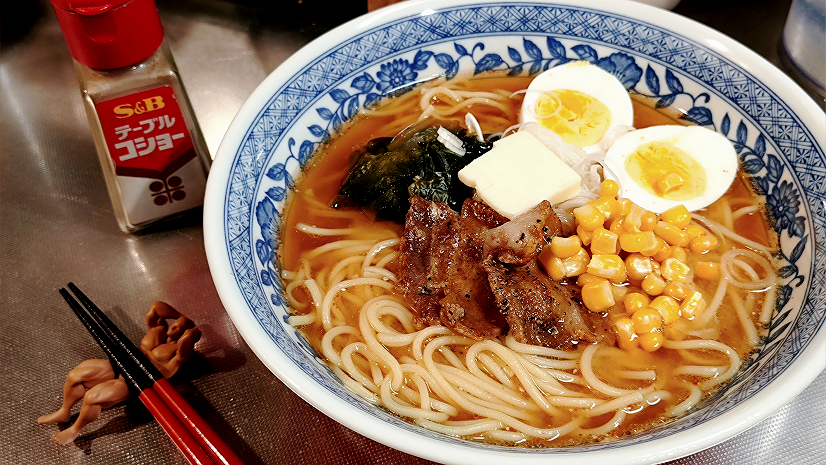 Griz_FS_FAMILY's tweet photo. 味噌とバターが残りわずかだから、世紀末畑のニンニク、生姜、ネギの頭、特売２５円卵、ワカメ、冷凍コーン、自家製チャーシュー、鶏がらスープ、味噌、七味、コショウ、ラード、麺をぶち込んで「味噌バターコーンラーメン」へ改造してやったぜ！旨い！残りご飯の炒飯でも付ければ立派な食料だ！ https://t.co/nGfGSnjcGq