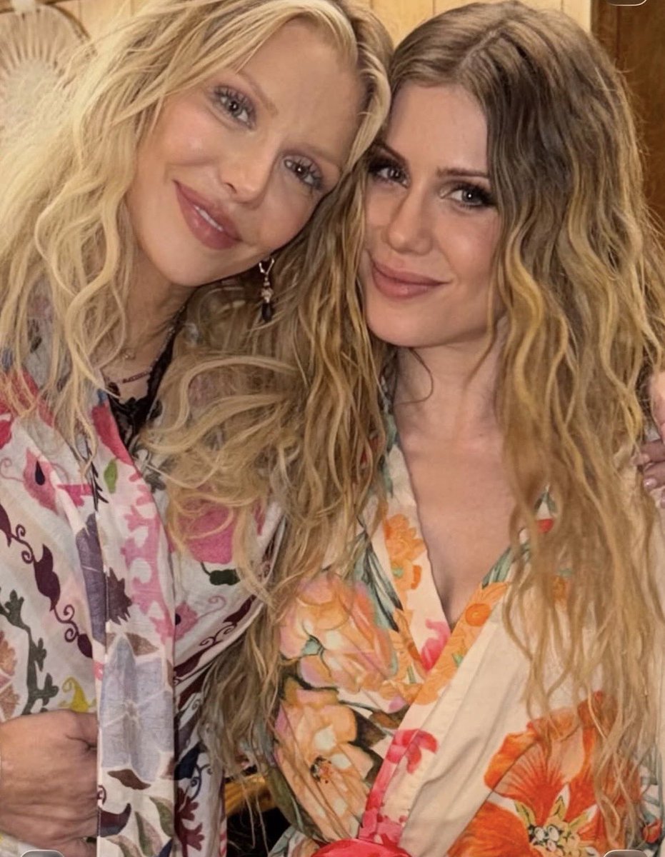 worstgirlinNY's tweet photo. COURTNEY LOVE AND SLAYYYTER 🖤 https://t.co/KCSNdcphwr