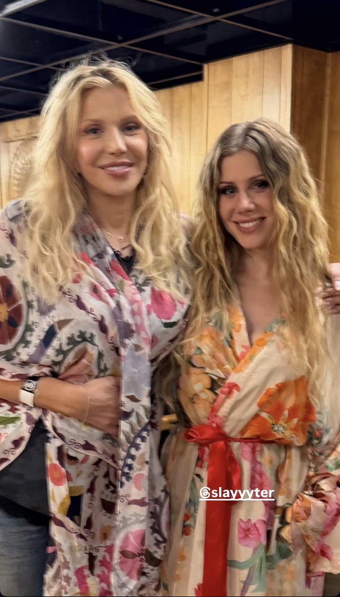 worstgirlinNY's tweet photo. COURTNEY LOVE AND SLAYYYTER 🖤 https://t.co/KCSNdcphwr