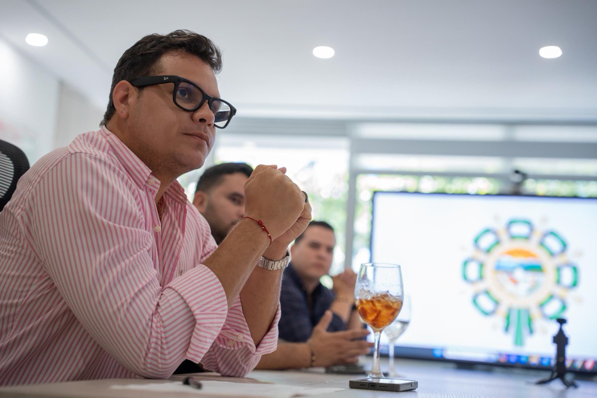 GobdelCesar's tweet photo. ¡La Jagua de Ibirico tendrá un nuevo Centro Histórico!👏🏼

Esta es la gran noticia para los jagüeros, los recursos para hacer este proyecto realidad ya están garantizados.

Durante la mesa de trabajo con @leohalcalde, anunciamos esta inversión que transformará el corazón del municipio con una nueva y moderna plaza principal, acompañada de espacios peatonales y viales, escenarios para la cultura, zonas comerciales y un urbanismo pensado para recuperar y poner en valor los símbolos y la identidad del municipio.

¡Así le cumplimos a La Jagua de Ibirico!✍🏻