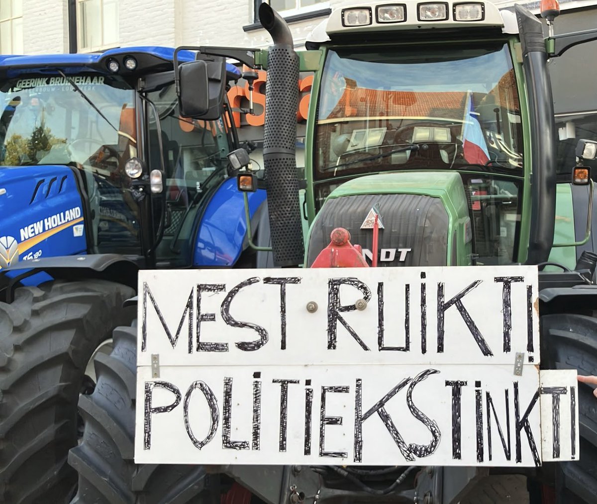 MartinPaus's tweet photo. Opnieuw boerenprotest in #Tubbergen
Boeren laten massaal van zich horen tegen de stikstofplannen van het kabinet. De omgekeerde vlaggen hangen al overal zichtbaar in de gemeente en in hartje Tubbergen staat het nu vol met tractoren en boze boeren. https://t.co/1ElHBRoWAG