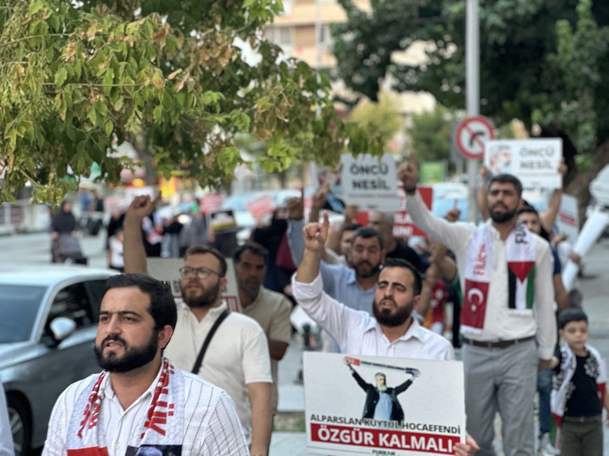 fhengellenemez's tweet photo. GAZİANTEP’TEN ZULME TEPKİ! 

Gaziantepli Furkan Hareketi mensupları haksız bir şekilde tutuklanan Alparslan Kuytul Hocaefendi Semra Kuytul Hocahanım ve çok sayıda Furkan Hareketi mensubu kardeşimiz için bugün de özgürlük yürüyüşü gerçekleştirdi. 

SuçDeğil SusDosyası
FurkanHareketi Tertemizdir 
HocamıSerbest Bırakın
SemraKuytulu SerbestBırakın