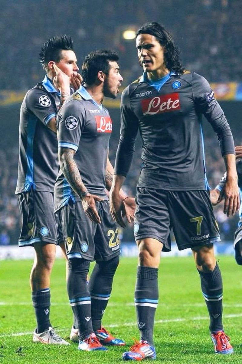_UTDIMole's tweet photo. I see Edinson Cavani and Ezekiel Laviezzi 

Name the third player? https://t.co/P4grhiXAGA