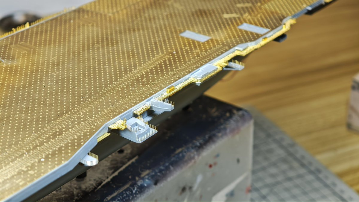 SHOKAKU_NANODAA's tweet photo. [1/700 CVN-78 USS Gerald R. Ford WIP]
Install pe parts for the port catwalk and port side platform.

#scalemodel  #shipmodel #艦船模型 #scalemodelling #scalemodeling https://t.co/xibth3SmaT