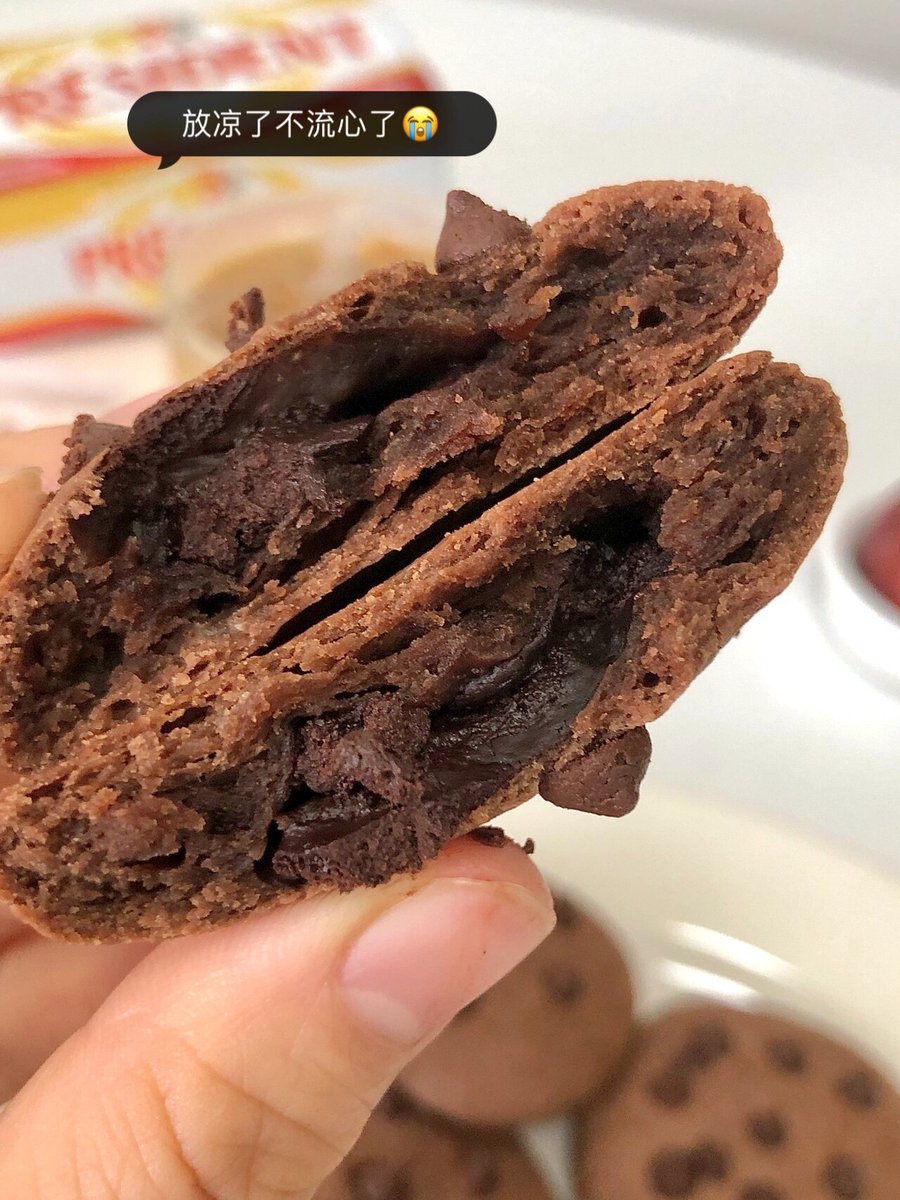 vitaeltasya's tweet photo. Just popped a warm chocolate chip cookie out of the oven—chewy, gooey perfection hits different on a rainy Tuesday evening. https://t.co/knJIC4ikjm