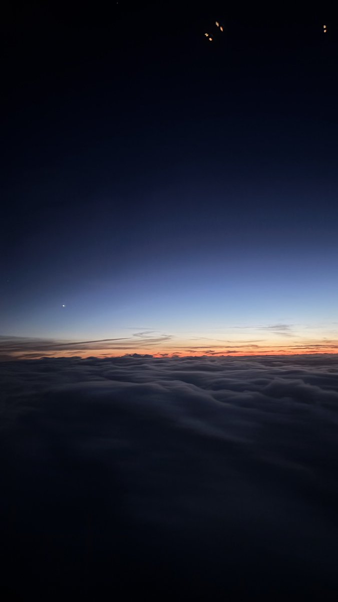 pinshos's tweet photo. Hola @AirEuropa estaría genial que durante los vuelos nocturnos la cabina estuviera con las luces atenuadas....sería un viaje mucho más placentero viendo las luces y estrellas... Fotos desde Avilés hacia Madrid https://t.co/1zWr85Zt8L
