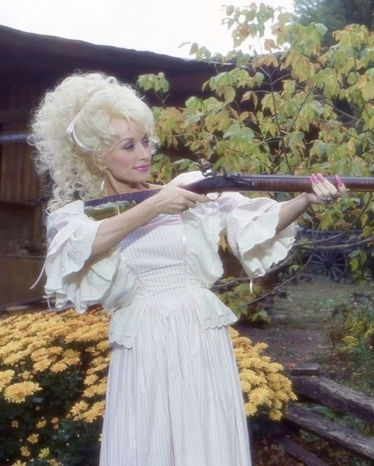 fentysmom's tweet photo. Dolly Parton did so much for the greater good it's unbelievable &amp; looked fab doing so. What an absolute icon whose unshakeable sense of self &amp; altruistic spirit is such an inspiration to me. Listening to 9 to 5 at my 9 to 5. But you've got dreams he'll never take away!!!! https://t.co/FmlDJTLYx2