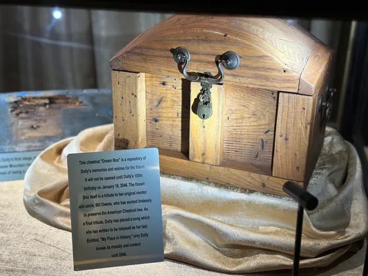 sleepingpixiee's tweet photo. Dolly actually has a song she recorded and has it locked in a “dream box” which is not to be opened until her 100th birthday in 2046.

The song is called ‘My Place In History.’ 

Idk, it’s kind of a comfort that we still have music to come from her. https://t.co/3eHcL1gevD
