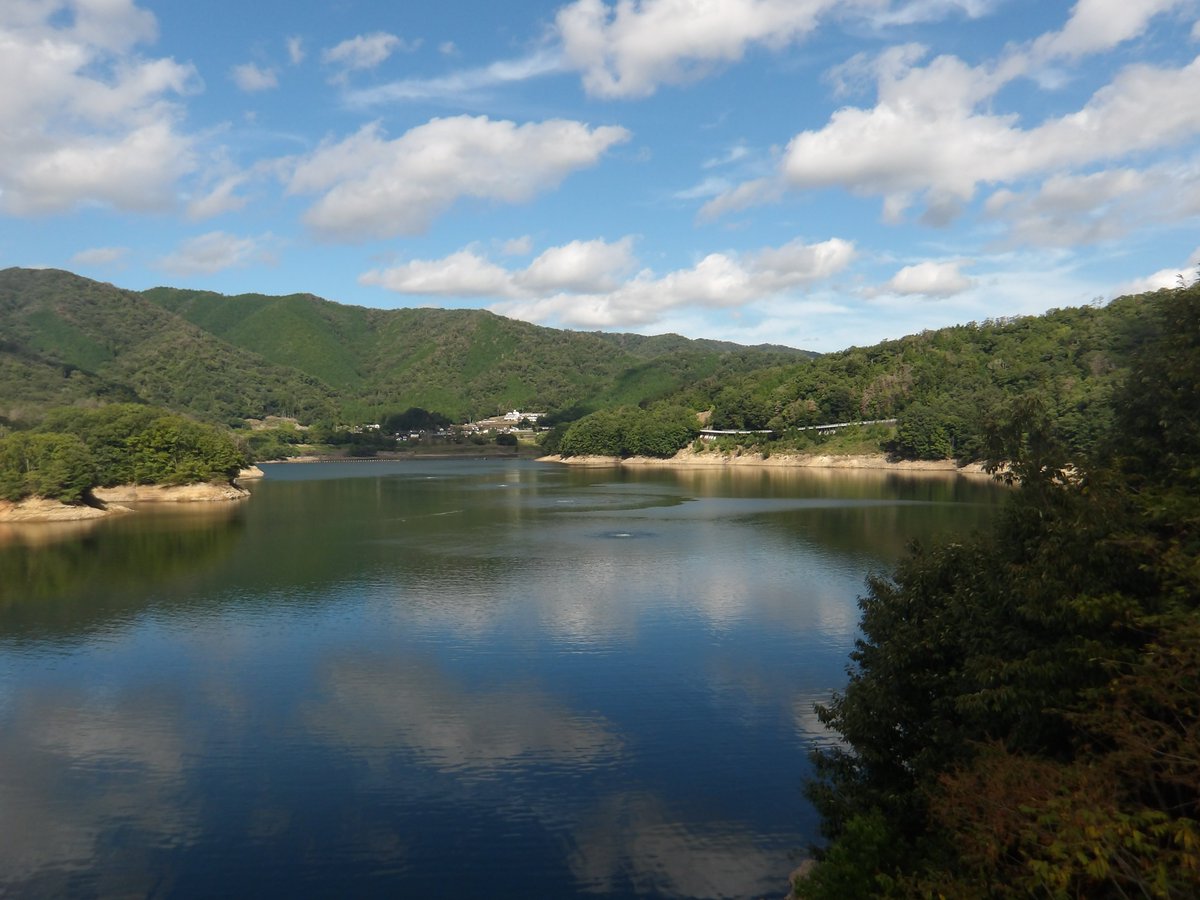 mlit_hajimaru's tweet photo. 土師ダムの8月26日9時時点  
貯水位　239.90m（前日比-0.12m）      
貯水率 　55.2％ （前日比 -1.6％）       
有効貯水量　5,442千㎥     
土師ダム地点では晴天が続いており、貯水位の低下が続き渇水傾向にあります。  

節水にご協力をお願いします。
 
#土師ダム #節水 https://t.co/PvhuvZBlrE